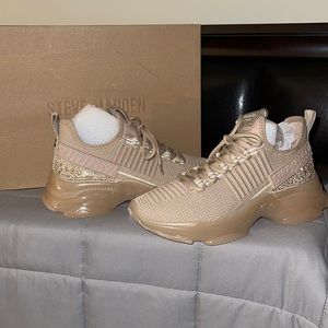 New Steve Madden sz 8 Maxima sneakers.